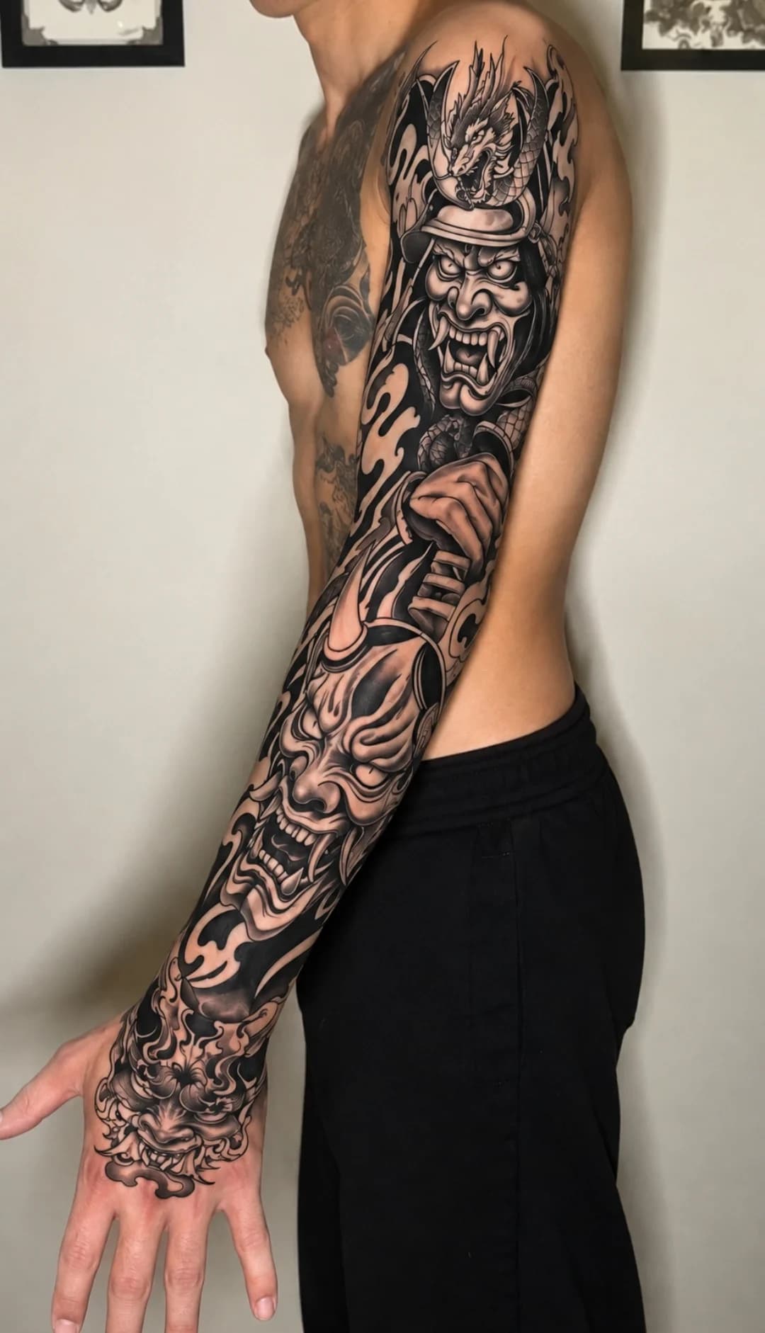 Blackwork kol dövmesi.